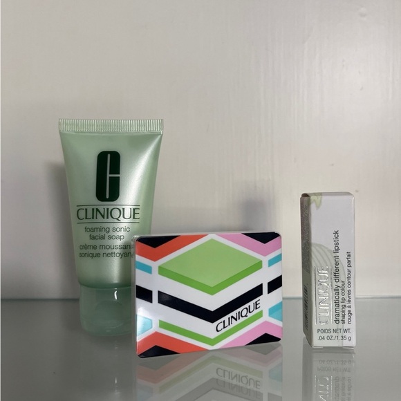 Clinique Cosmetic Bag with Product - Picture 2 of 7